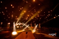 MGS décore les Rotondes à l'aide d'une centaine d'ampoules suspendues à différentes hauteurs