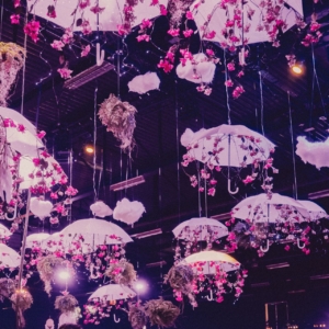Parapluies féériques sur pied ou suspendus